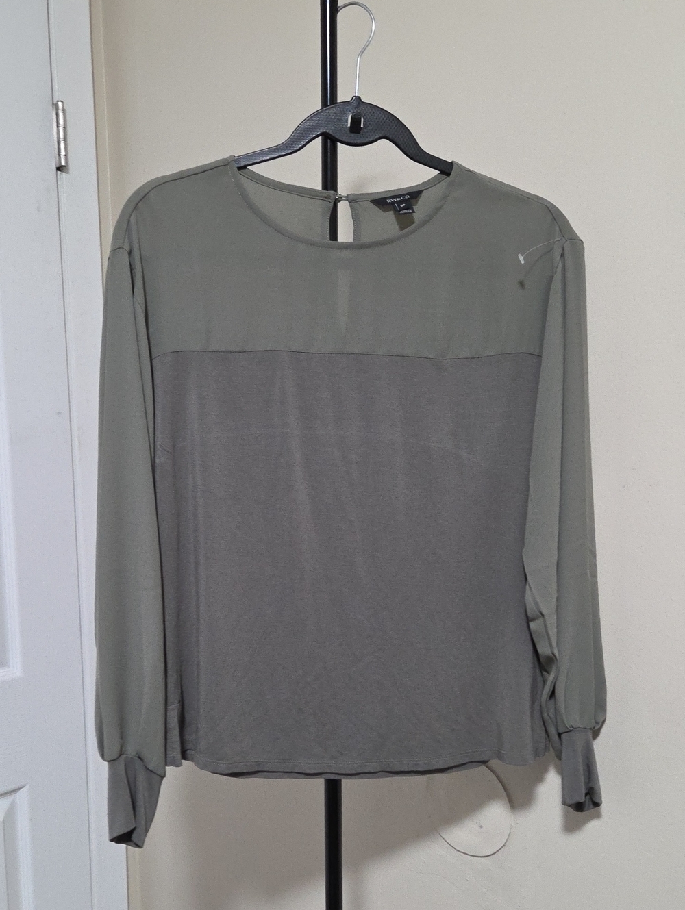 RW&CO. Two-Tone Olive/Gray Long Sleeve Blouse
